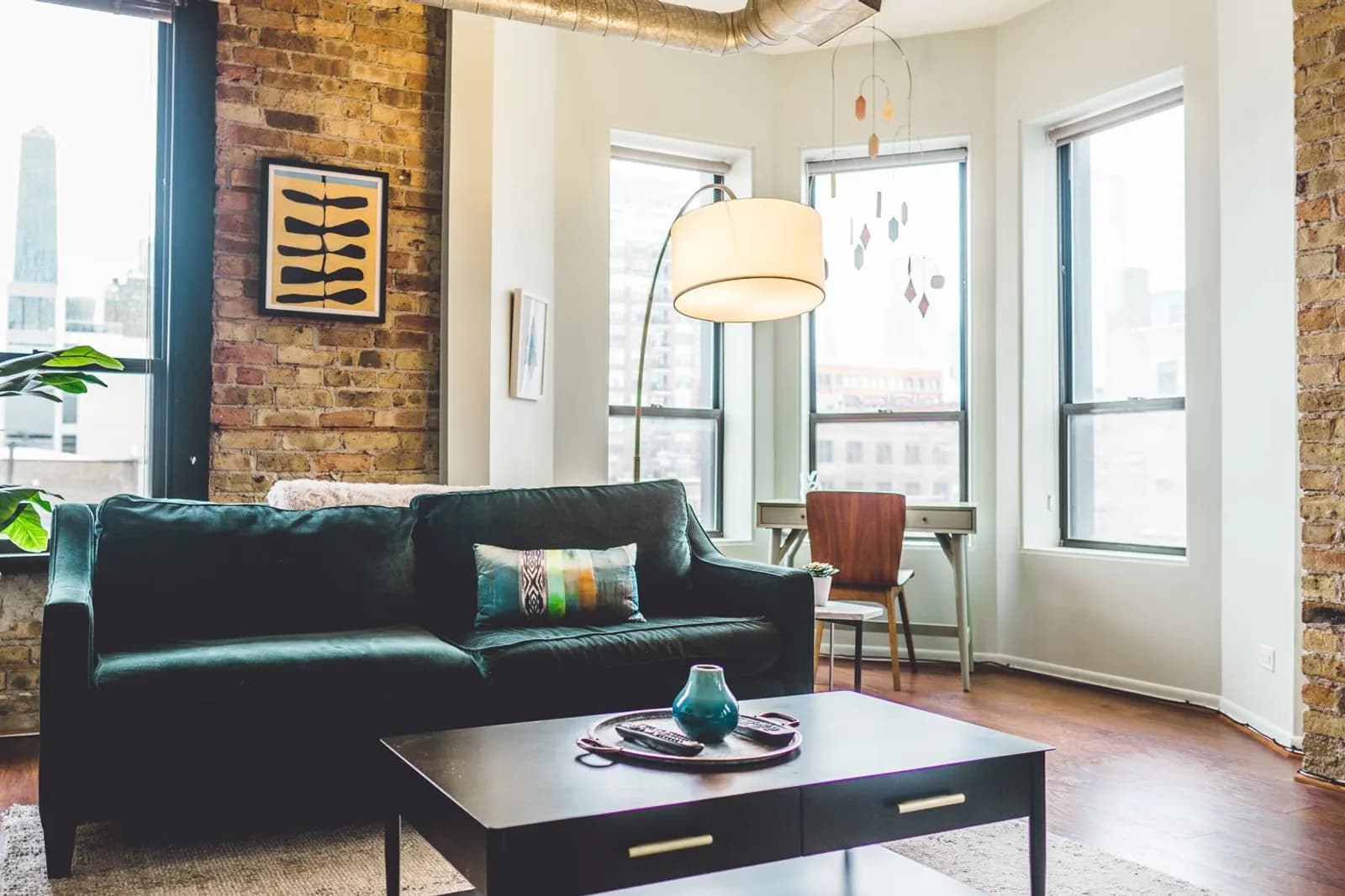 Intérieur de loft habillé : canapé en cuir, matières et lumière naturelle