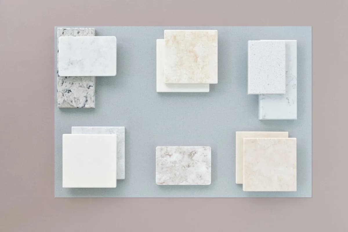 Échantillons de pierre, marbre et travertin composés en planche de matières