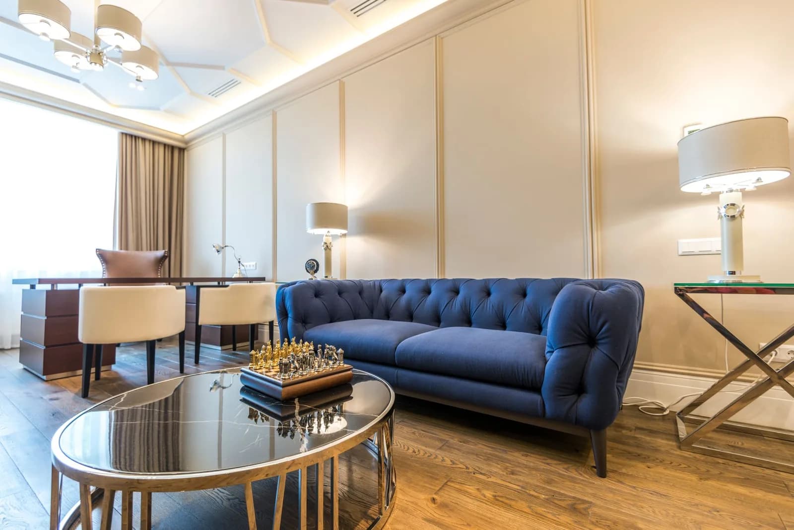 Meuble mis en scène dans un intérieur réel, prêt pour une présentation commerciale